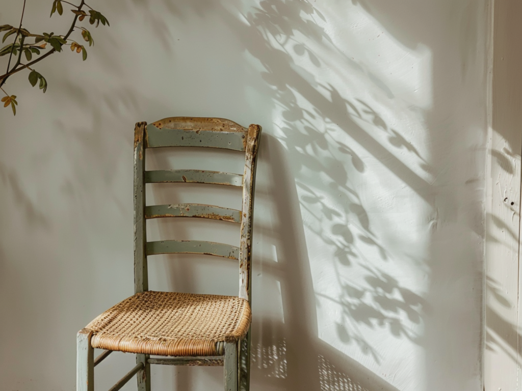 10 inspiracji na odnawianie krzeseł z drewna i rattanu