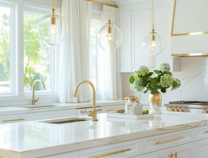 10 inspiracji na urządzenie kuchni w stylu glamour z marmurowymi wykończeniami