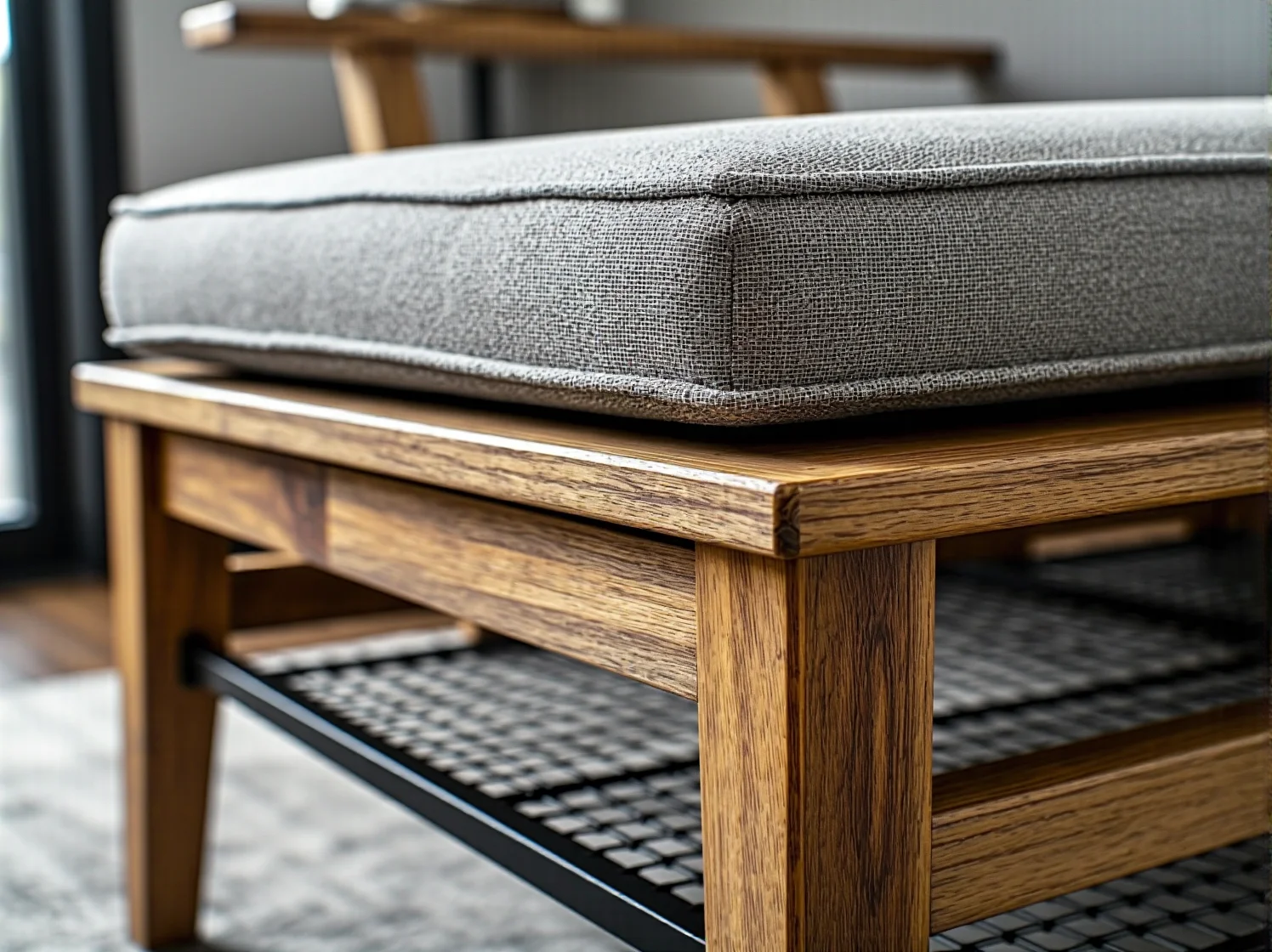 Stylowa i bezpieczna przestrzeń do zabawy z meblami w stylu boho i miękkimi dywanami.