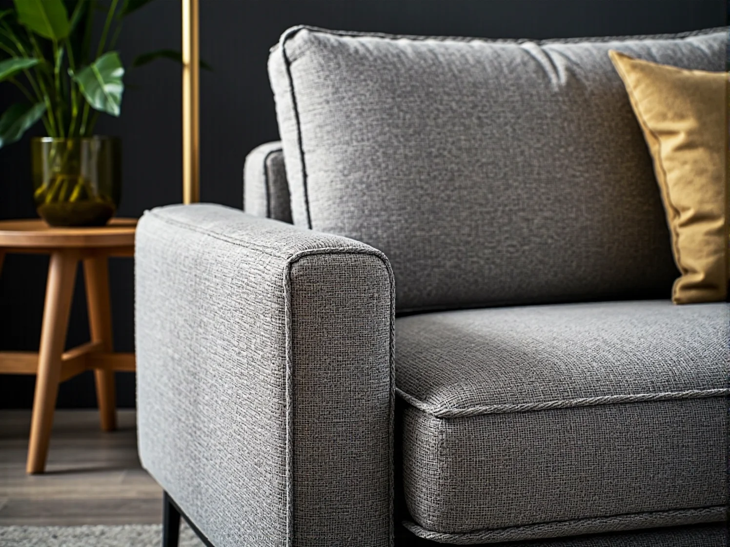 Designerska lampa stojąca jako praktyczna dekoracja dużej jadalni.