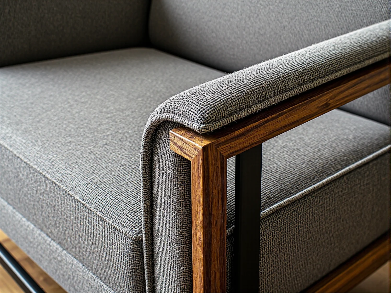 Dwoje dzieci bawiących się na bezpiecznym łóżku piętrowym w nowocześnie urządzonym wspólnym pokoju.