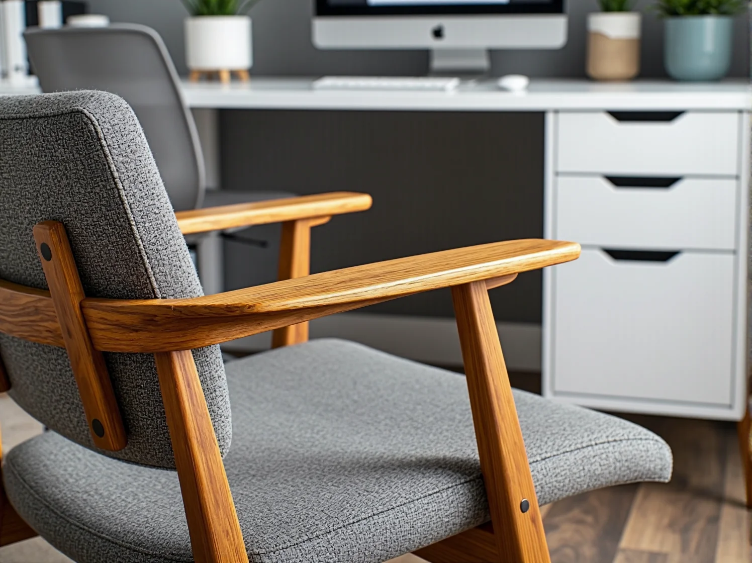 Biały skandynawski fotel do pracy z regulowanymi podłokietnikami w domowym biurze.