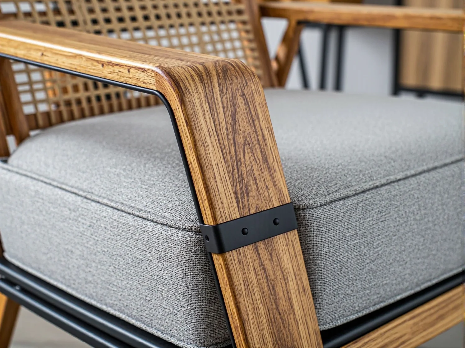 Wykończenie i malowanie gotowego drewnianego krzesła do jadalni.