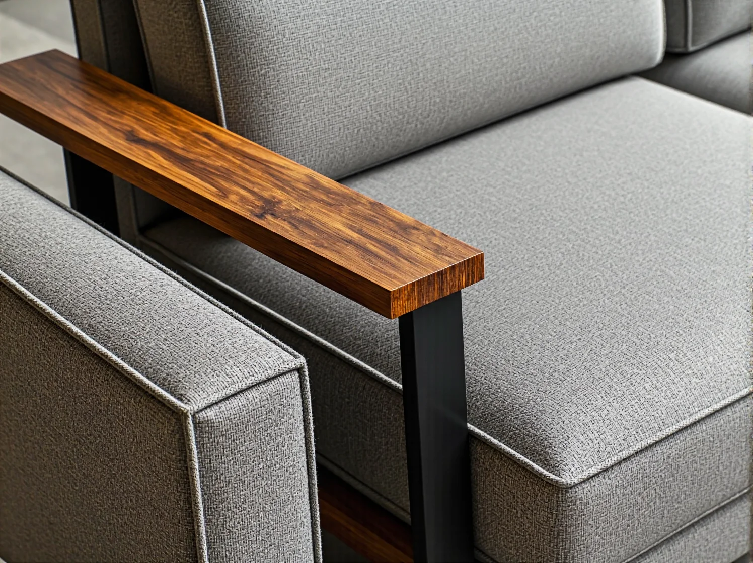 Industrialny regał z rur z dekoracjami w nowoczesnym salonie