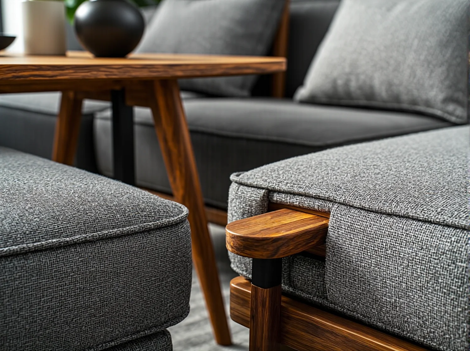 Drewniana komoda po nałożeniu wosku ochronnego, piękne podkreślenie struktury