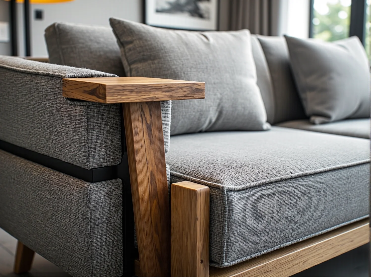 Strefa wypoczynkowa w lobby hotelowym urządzona w spokojnych barwach stylu japandi.