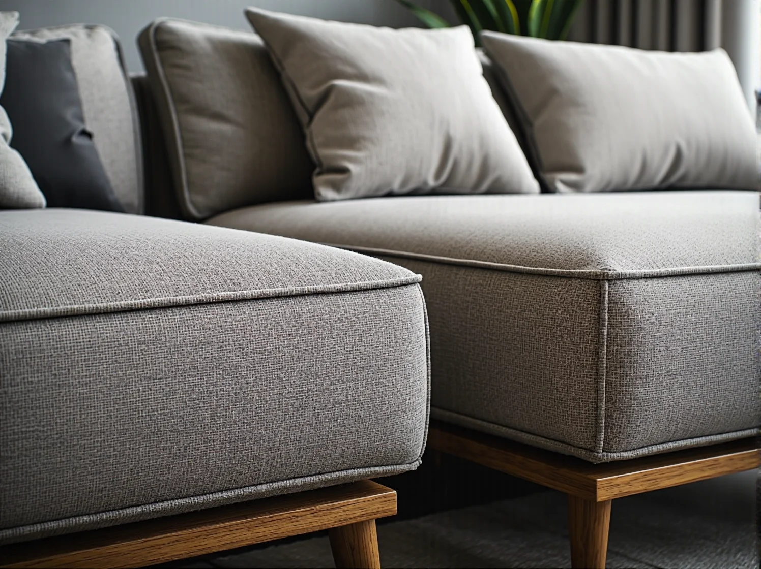 Łóżko na antresoli z biurkiem i szafą pod spodem w małej sypialni.