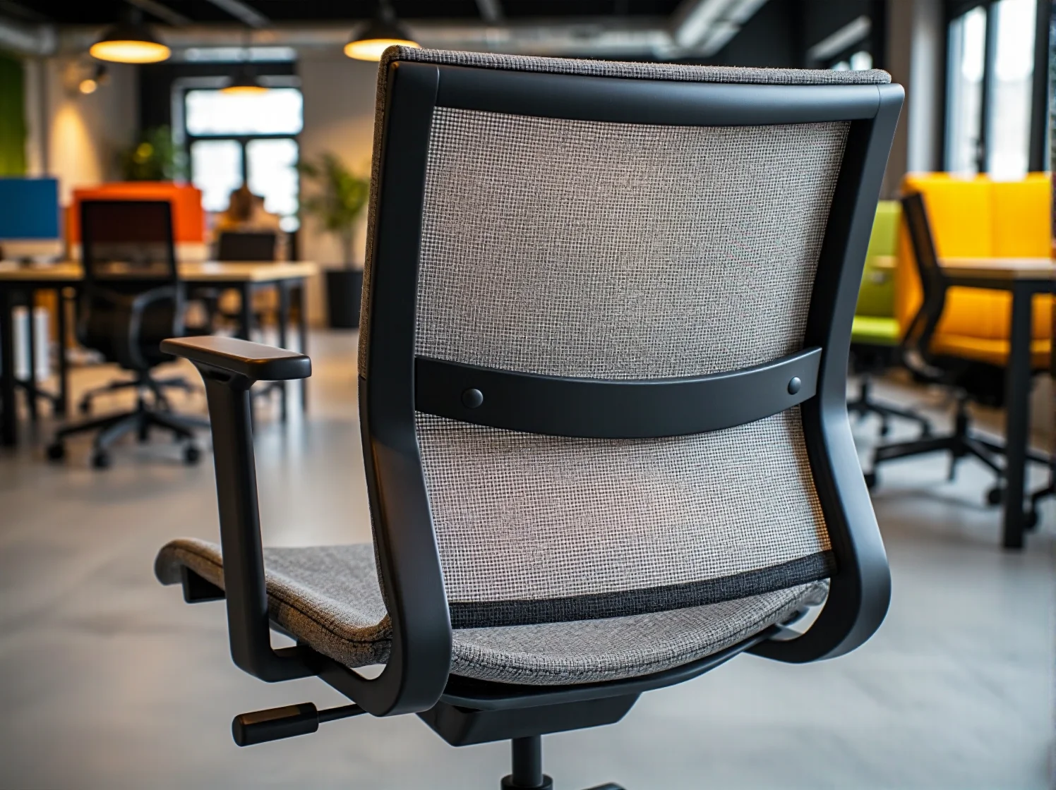 Mobilne krzesła na kółkach ułatwiające efektywną pracę zespołową