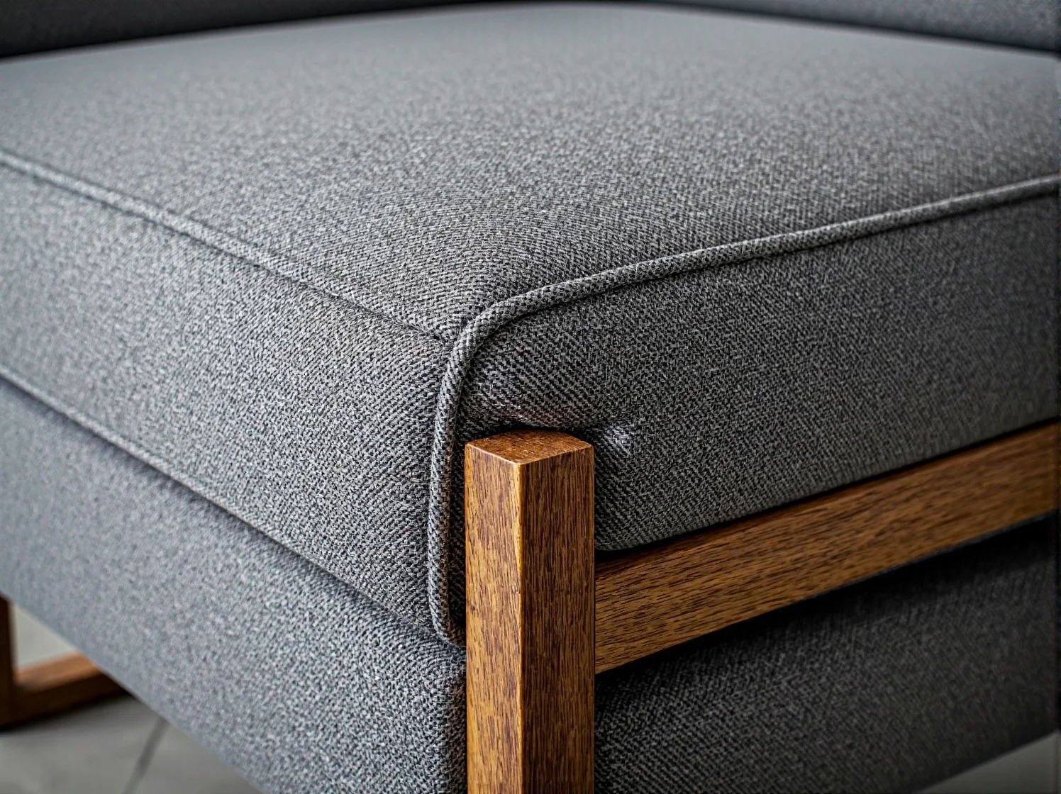 Wygodna sofa ogrodowa z technorattanu, idealna na letni wypoczynek