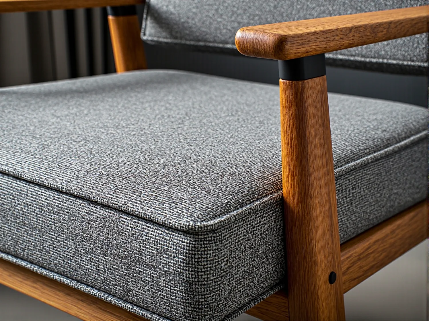 Zbliżenie na solidną konstrukcję z naturalnego drewna w trwałym łóżku piętrowym dla rodzeństwa.