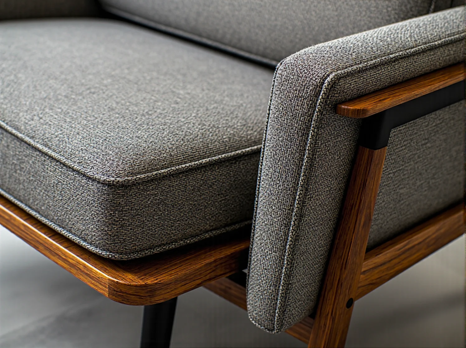 Zbliżenie na unikalną fakturę drewna z odzysku użytego w stole w stylu retro, podkreślające jego zrównoważony charakter.