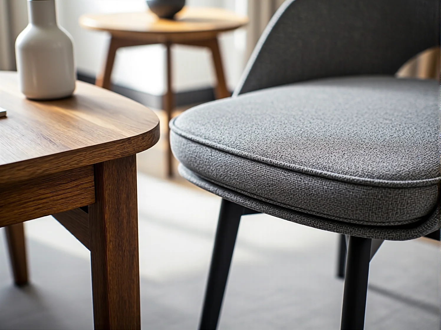 Praktyczny stolik kawowy z funkcją rozkładania i dodatkowym miejscem do przechowywania w salonie.