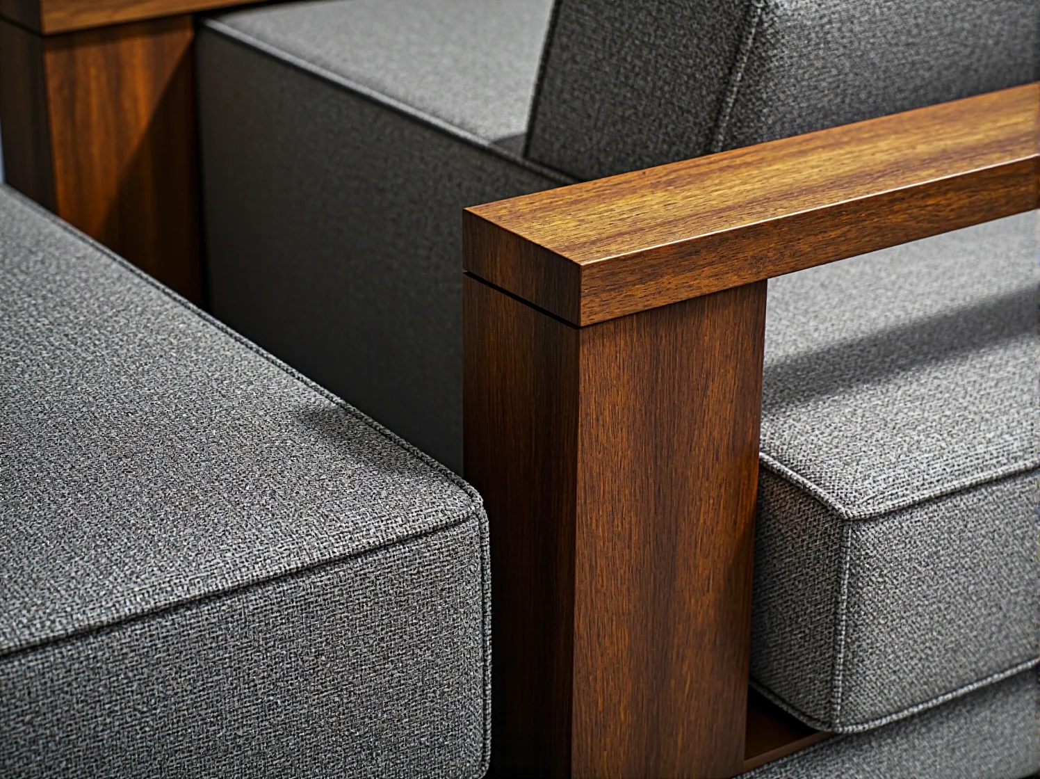 Niskie drewniane łóżko w sypialni hotelowej łączącej skandynawski komfort i japoński minimalizm.