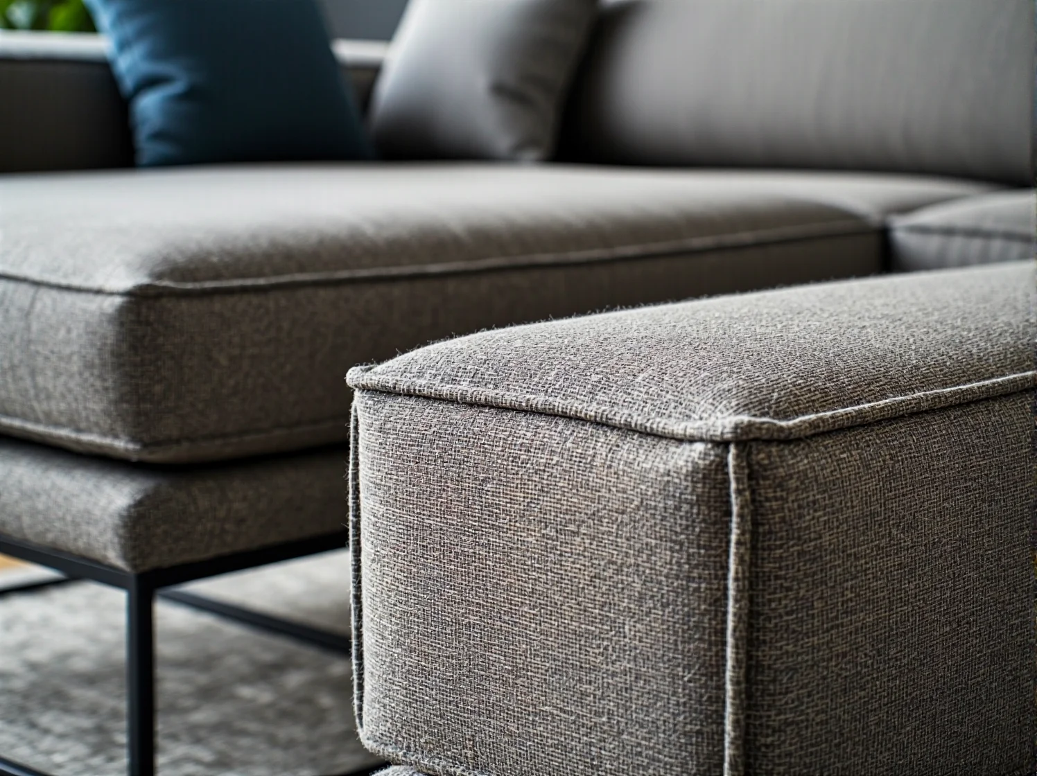 Precyzyjne łączenie elementów drewnianych bez użycia gwoździ w warsztacie.