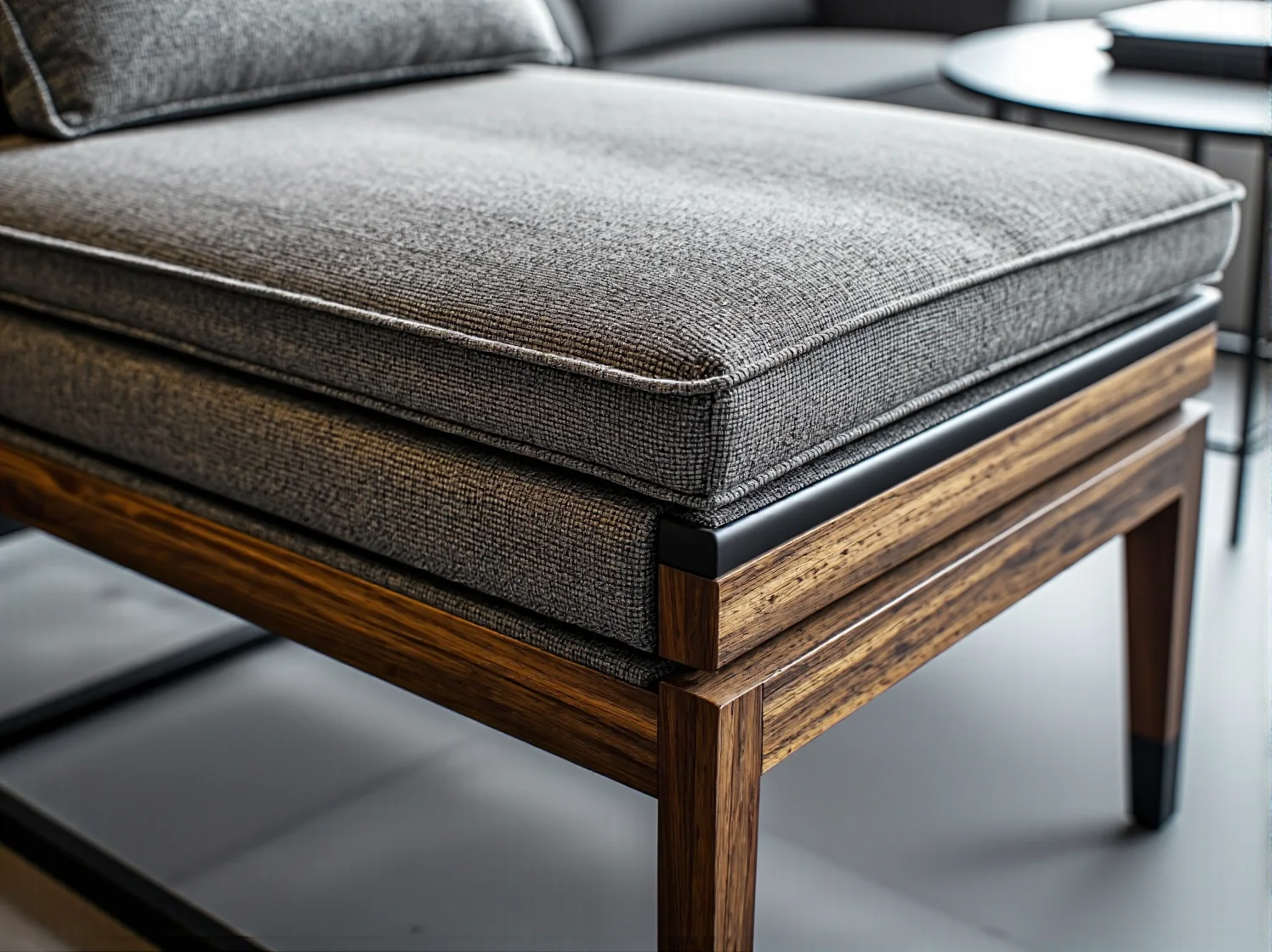 Trendy w aranżacji strefy wypoczynkowej w hotelu: welurowe sofy i drewniane stoliki kawowe.