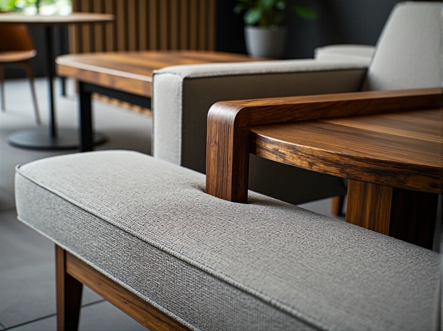 Wytrzymałe i łatwe w czyszczeniu materiały obiciowe na meblach w przestrzeni wypoczynkowej lobby.