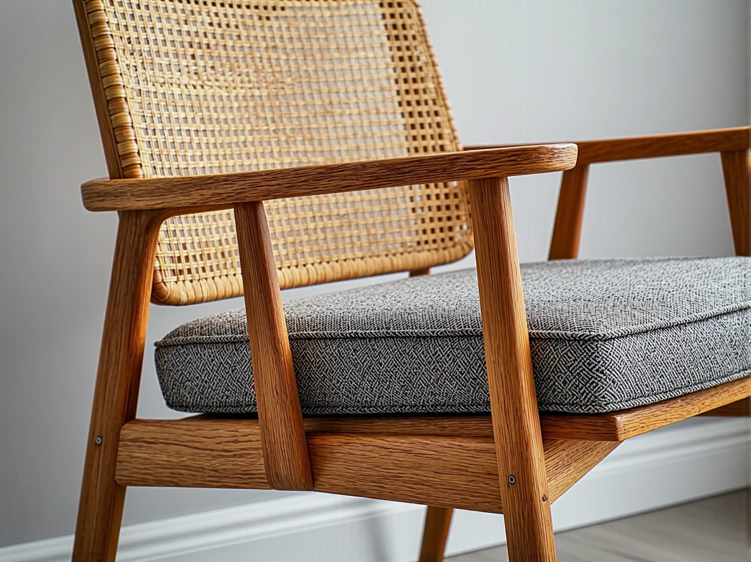 Stylowy szary fotel biurowy na kółkach w nowoczesnej przestrzeni do pracy zdalnej.