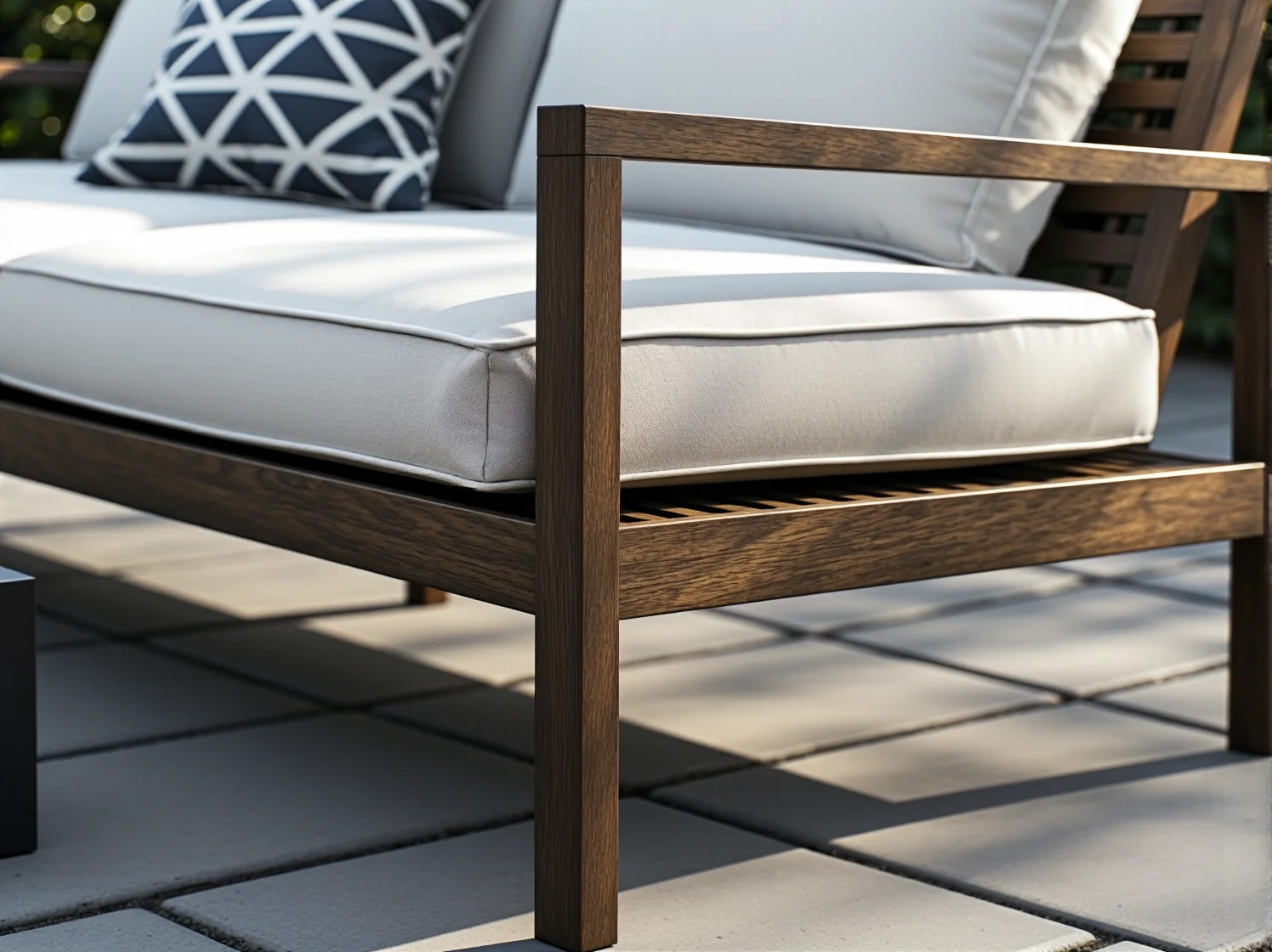 Wygodne leżaki basenowe z technorattanu, doskonały wybór do wypoczynku nad wodą.